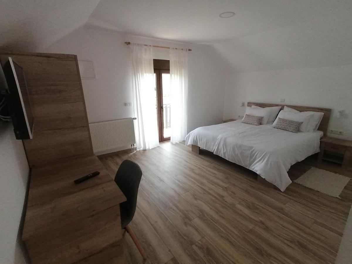 Farma & Apartmani Opg Sasa Delic Korenica Esterno foto